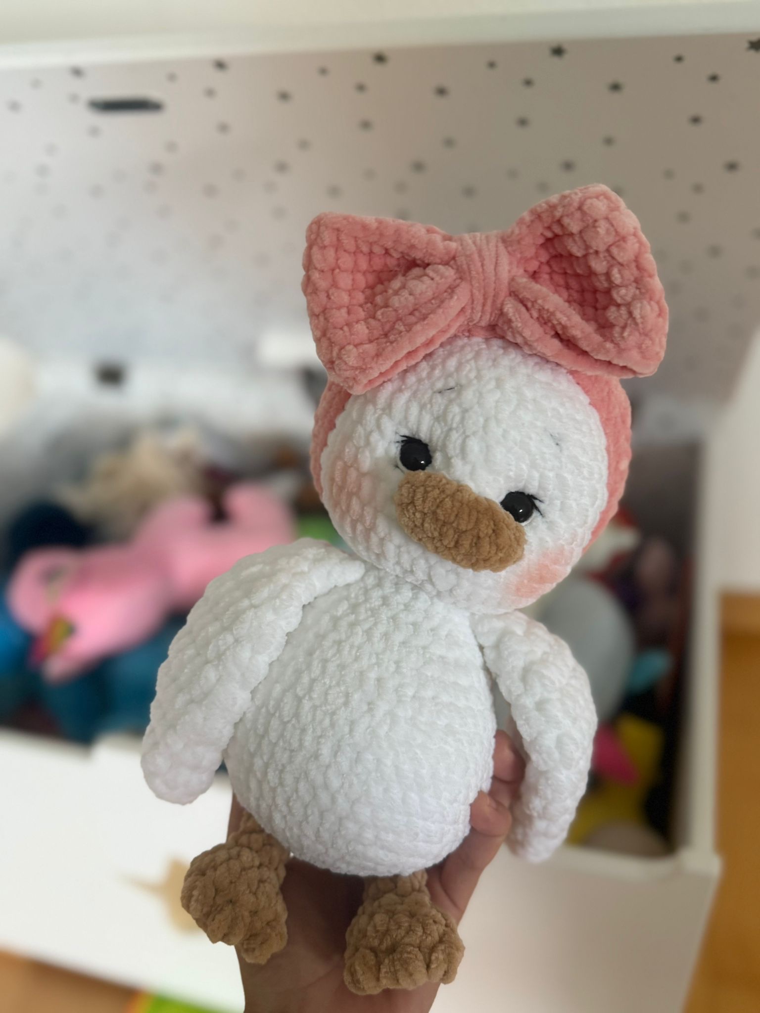 Un canard avec un nœud rose 🦆🎀